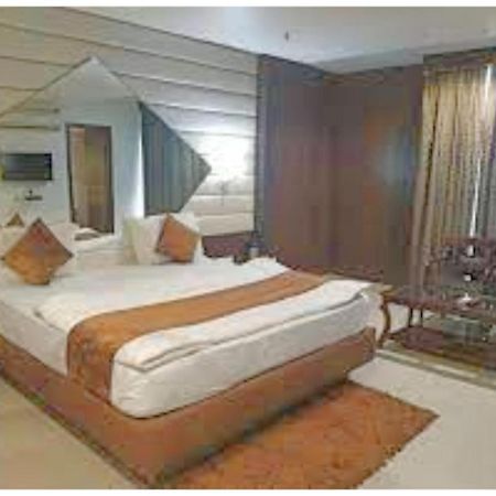 Hotel D Grand, Bareilly Buitenkant foto