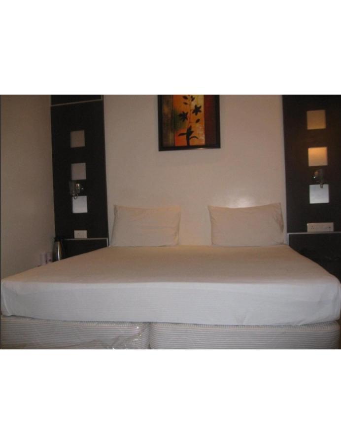 Hotel D Grand, Bareilly Buitenkant foto