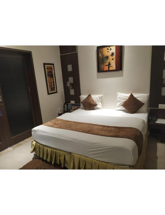 Hotel D Grand, Bareilly Buitenkant foto