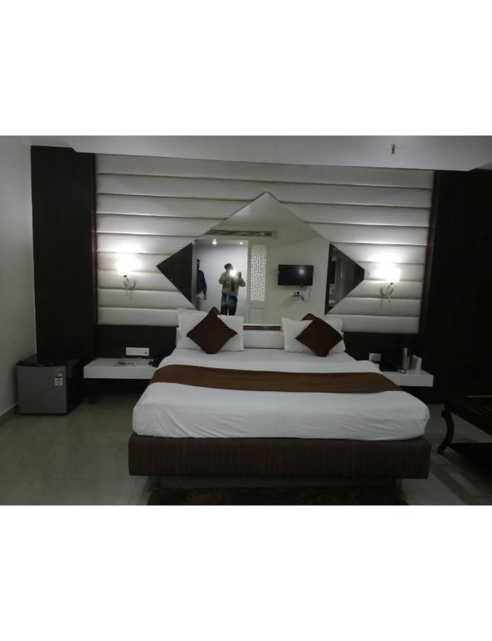 Hotel D Grand, Bareilly Buitenkant foto