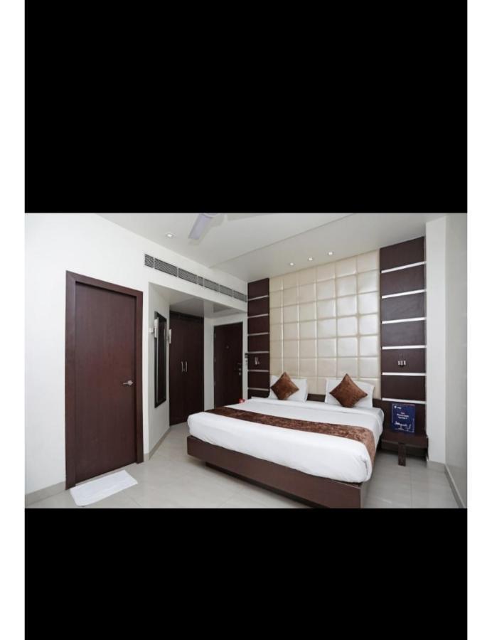 Hotel D Grand, Bareilly Buitenkant foto
