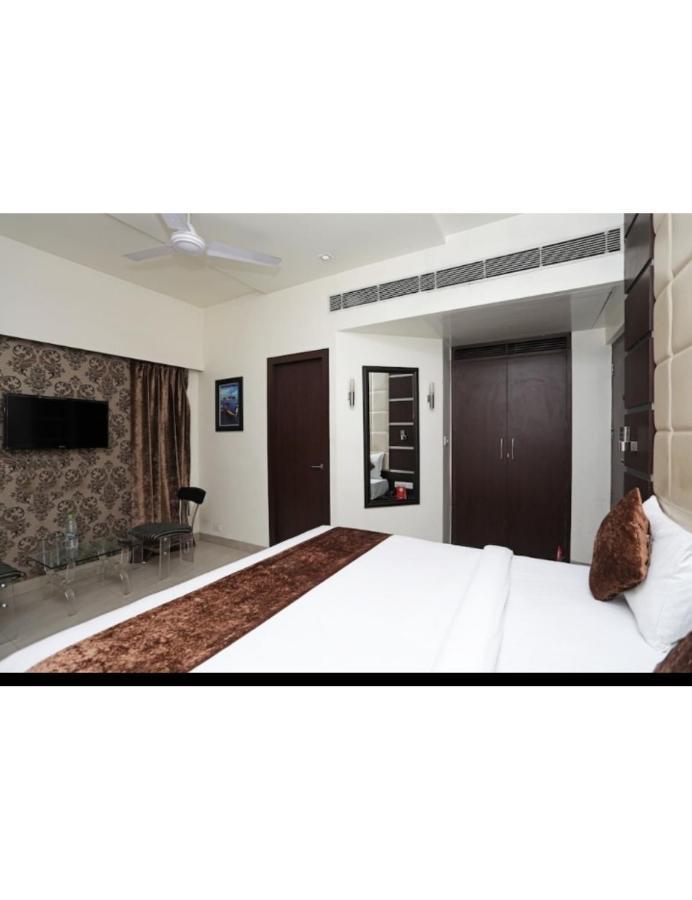 Hotel D Grand, Bareilly Buitenkant foto