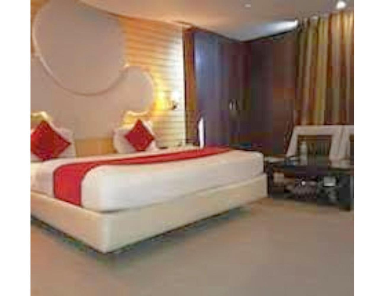 Hotel D Grand, Bareilly Buitenkant foto