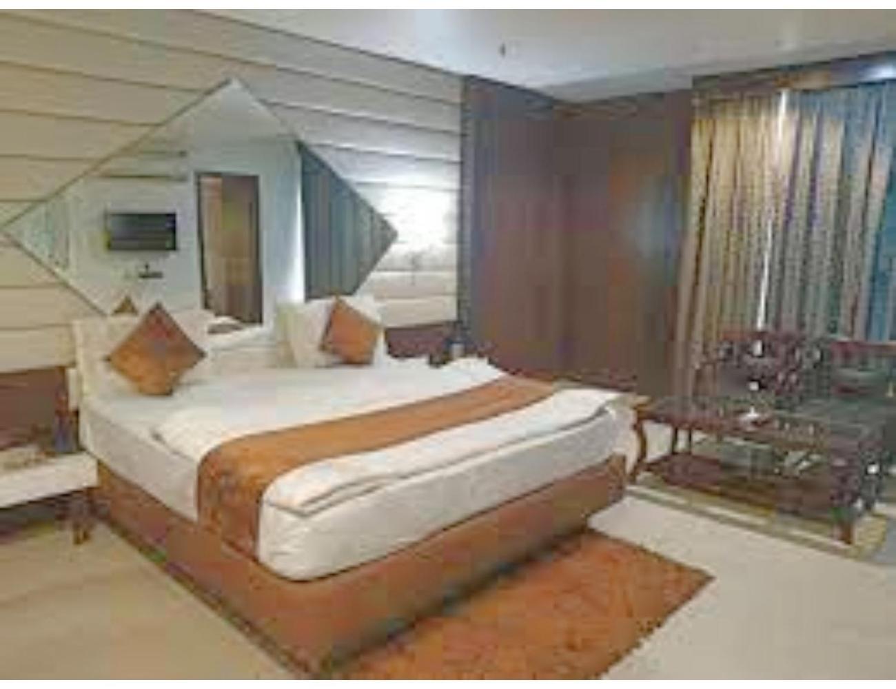 Hotel D Grand, Bareilly Buitenkant foto