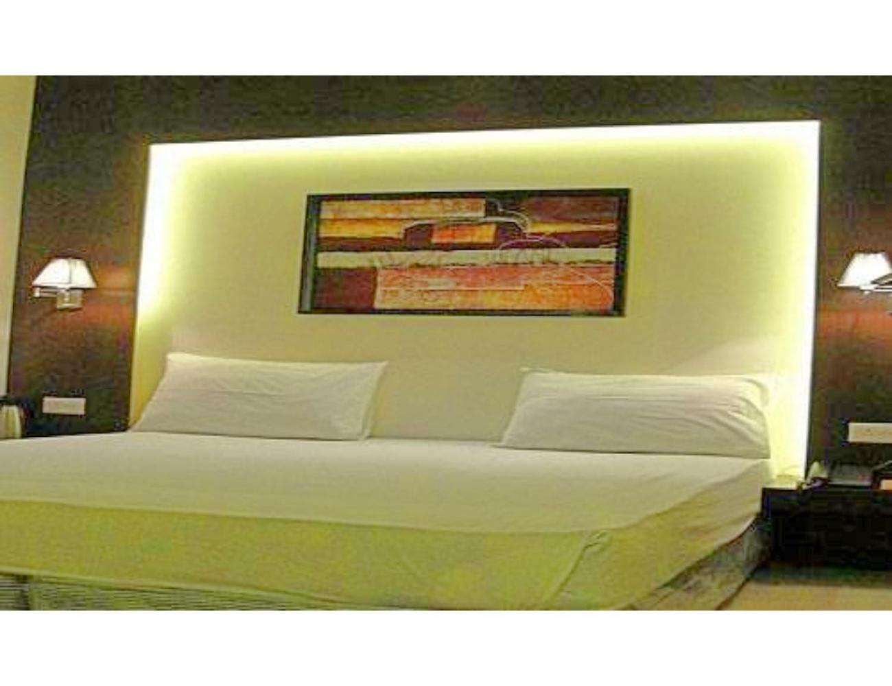 Hotel D Grand, Bareilly Buitenkant foto
